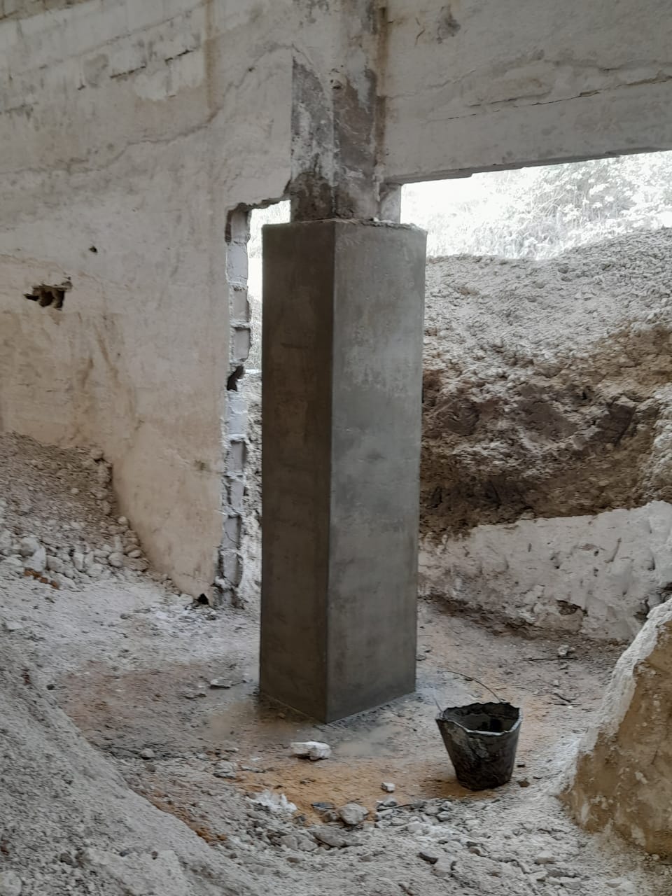 Pilar de concreto após intervenção localizada