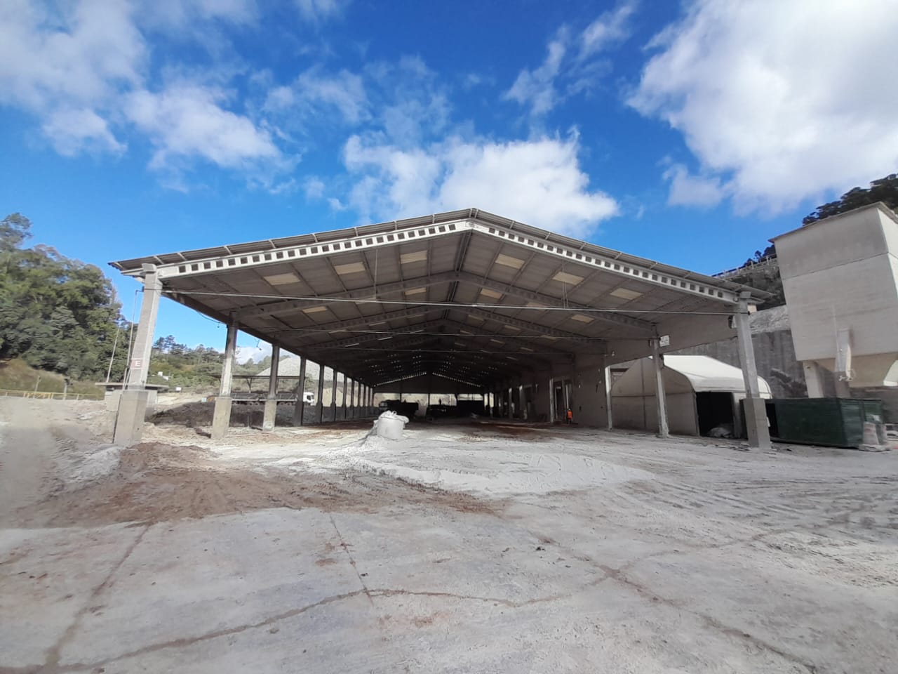Vista geral do galpão industrial da fábrica Votorantim em Itapeva