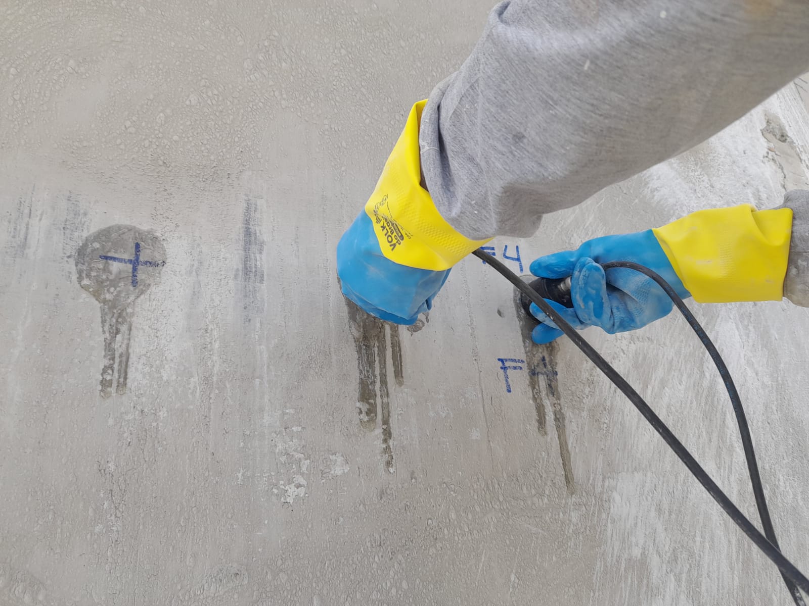 Detalhe do equipamento durante ensaio na superfície de concreto